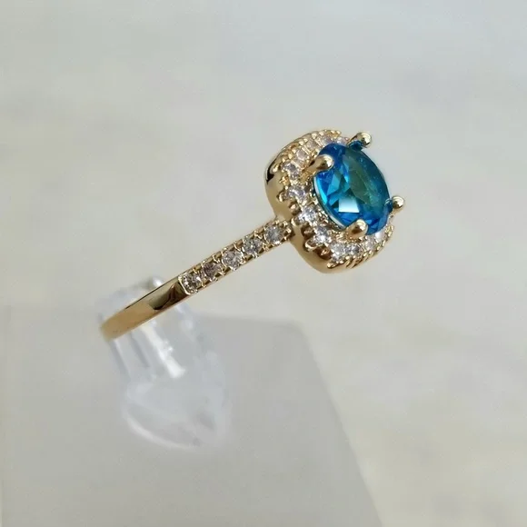 18k Topaz Ring - Picture 3 of 8